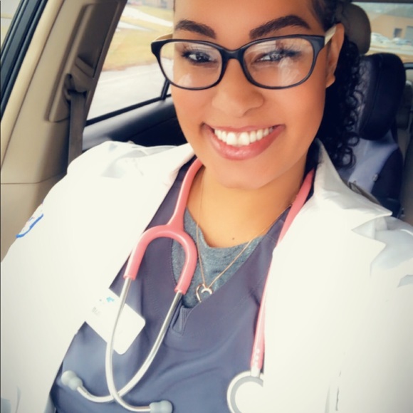 Meet your Posher, Ahlima - Picture 2 of 8